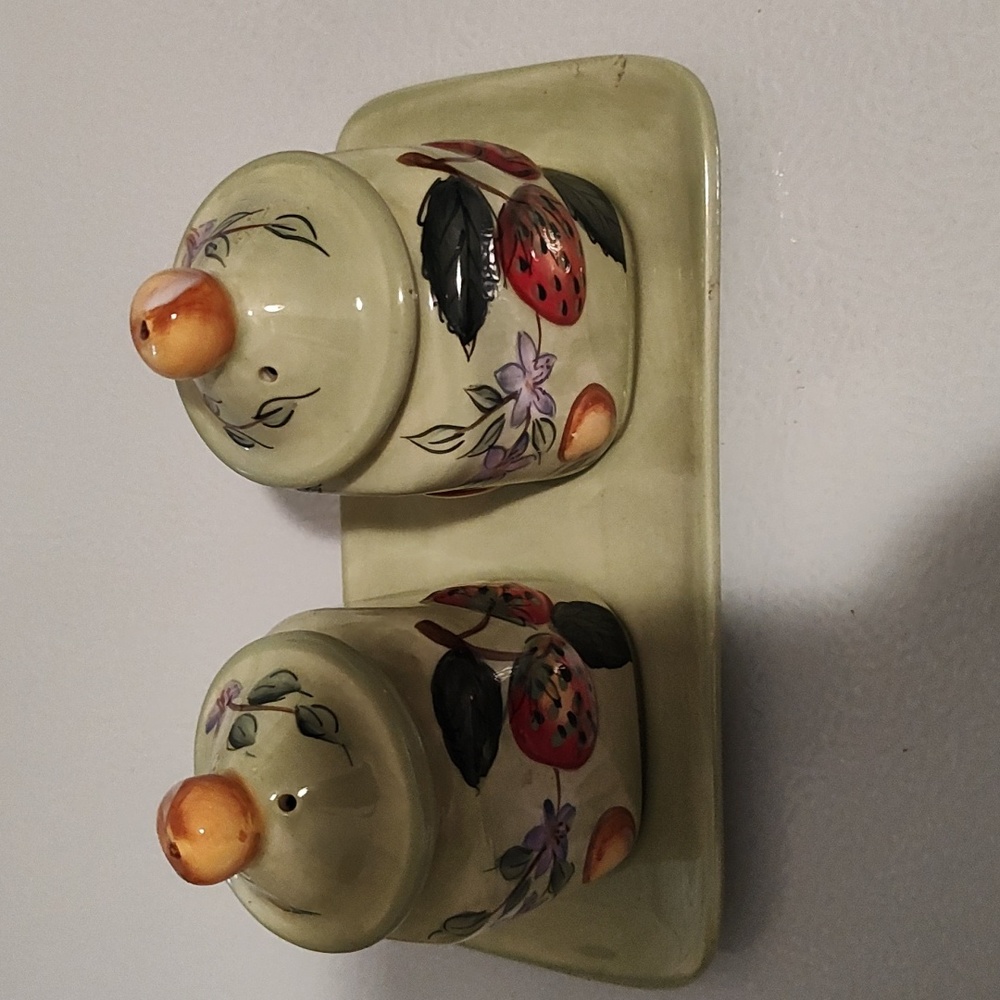 Salt and pepper set